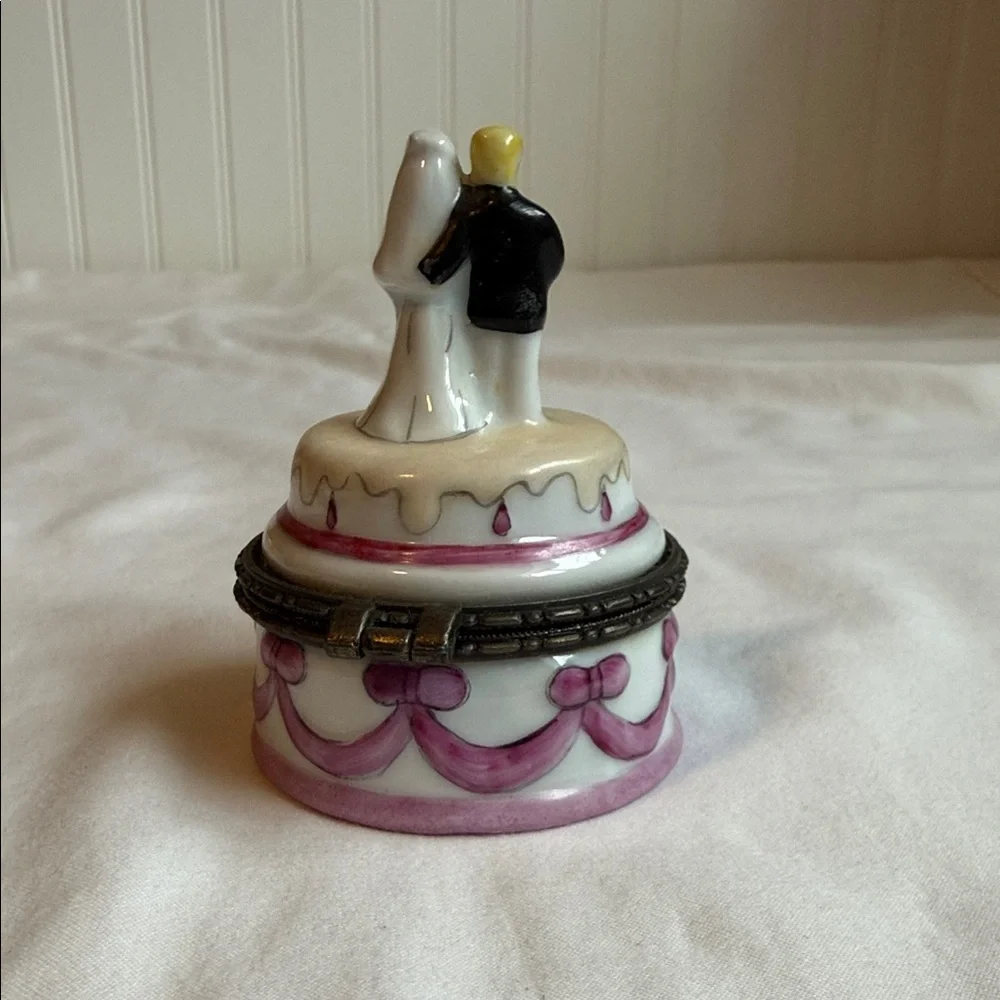 Wedding Cake Topper with Bride and Groom Figurine